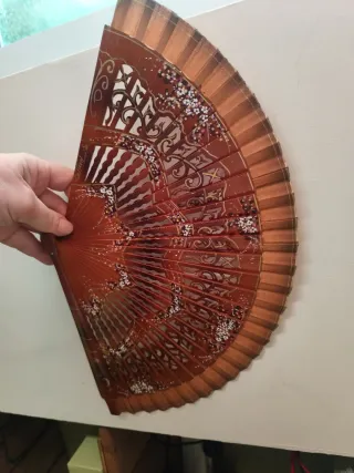 Abanico de madera pintado a mano