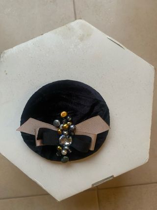 Tocado de terciopelo negro con pedrería