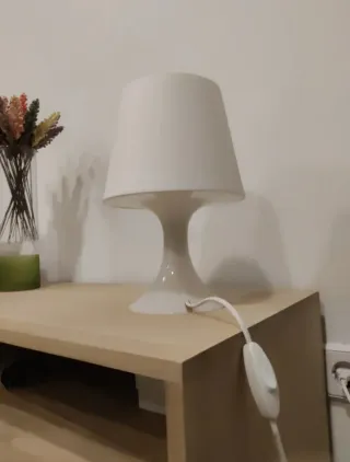 Lámpara de mesa Ikea blanca