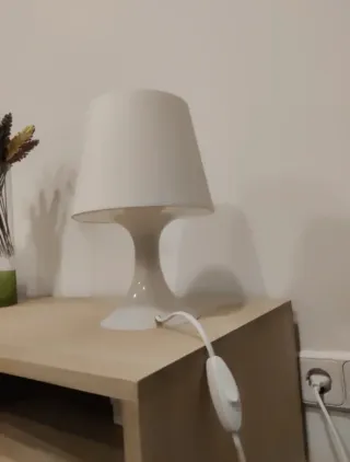 Lámpara de mesa Ikea blanca