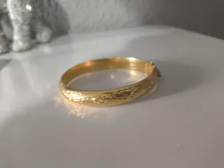 Pulsera de oro grabada
