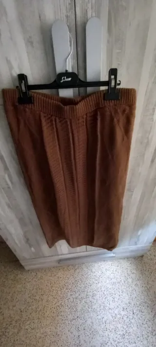 Conjunto suéter y falda marrón
