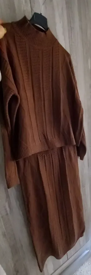 Conjunto suéter y falda marrón
