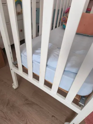 Cuna de bebé blanca marca Micuna