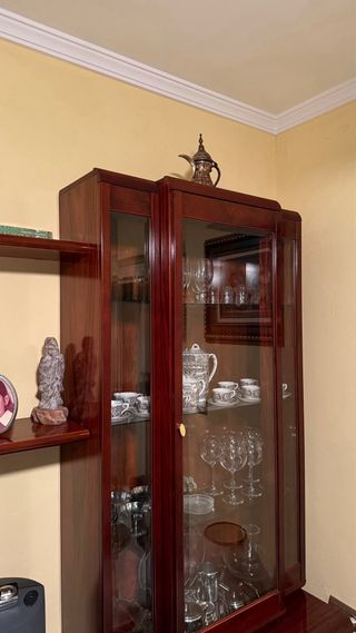 Mueble de madera y cristal