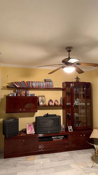 Mueble de madera y cristal