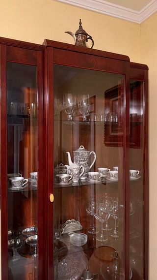 Mueble de madera y cristal