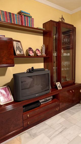 Mueble de madera y cristal