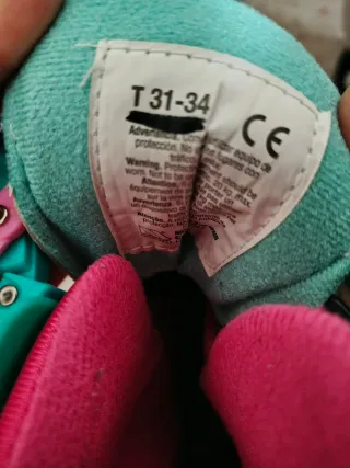 Patines infantiles ajustables rosa y turquesa.