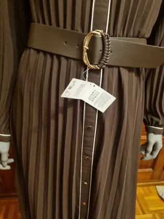 Vestido midi plisado cinturón. Zara. Talla M.Nuevo