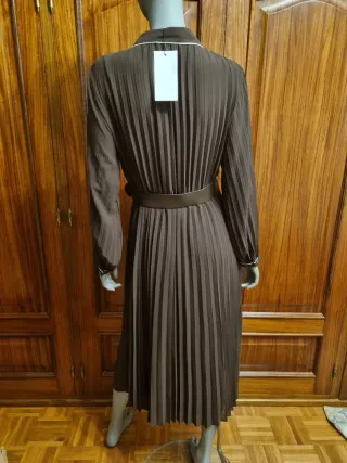 Vestido midi plisado cinturón. Zara. Talla M.Nuevo