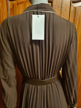 Vestido midi plisado cinturón. Zara. Talla M.Nuevo