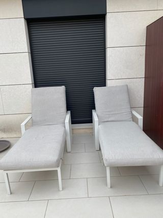 Tumbonas de terraza grises y blancas