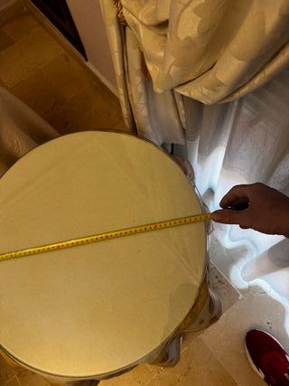 Dos mesitas auxiliares con cristal y manteles