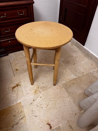 Dos mesitas auxiliares con cristal y manteles