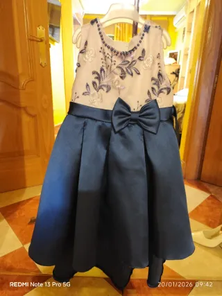 Vestido niña 6/7 años ,con algo d cola