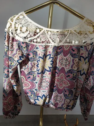 Blusa boho chic con cuello bordado