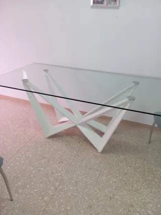 Mesa de cristal con base blanca