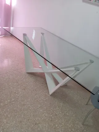 Mesa de cristal con base blanca