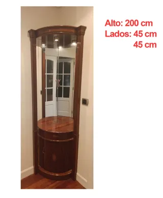 Armario esquinero de madera con marquetería.