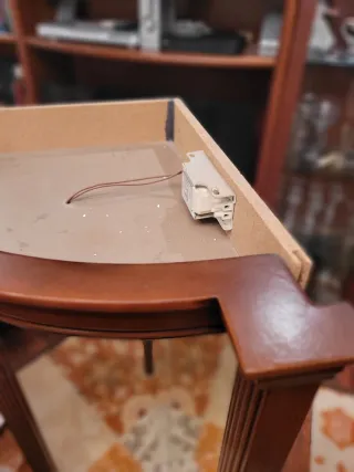 Armario esquinero de madera con marquetería.