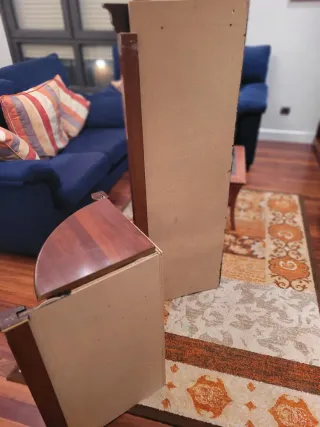 Armario esquinero de madera con marquetería.