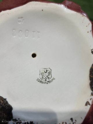 Statuetta porcellana donna con cesto