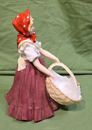Statuetta porcellana donna con cesto