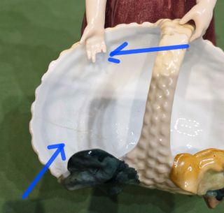 Statuetta porcellana donna con cesto