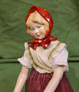 Statuetta porcellana donna con cesto