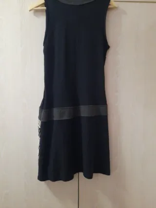 Vestido sin mangas con letras