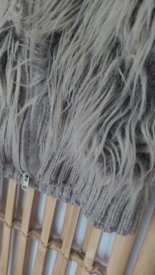 Chaqueta de pelo beige y marrón