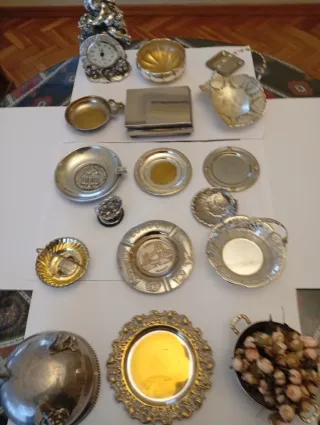 Conjunto de elementos plateados , bandejas, cuenco