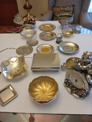 Conjunto de elementos plateados , bandejas, cuenco