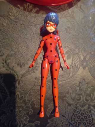 Muñeca Ladybug con Aro Rojo