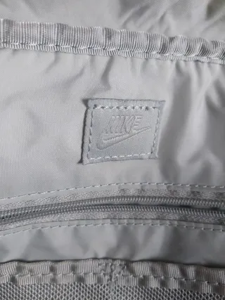 Bolso deportivo Nike plateado