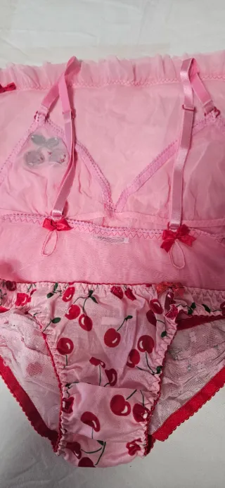 Conjunto lencería rosa con cerezas