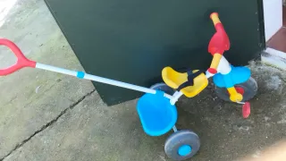 Triciclo infantil con empujador