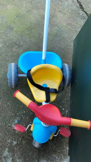 Triciclo infantil con empujador