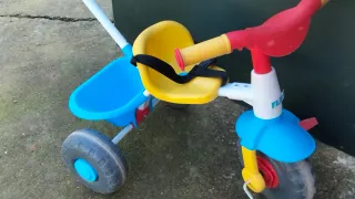 Triciclo infantil con empujador