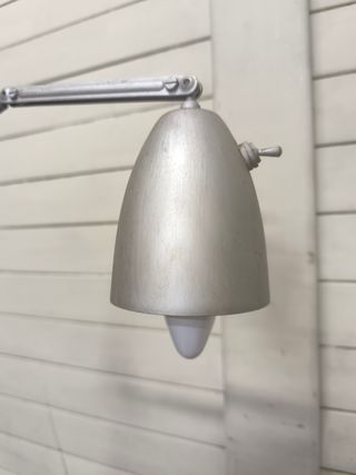 Mesa auxiliar vintage con lámpara. Maquina escribi