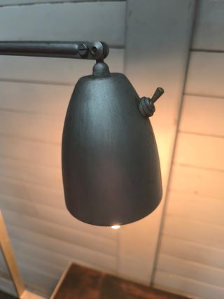 Mesa auxiliar vintage con lámpara. Maquina escribi