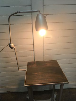 Mesa auxiliar vintage con lámpara. Maquina escribi