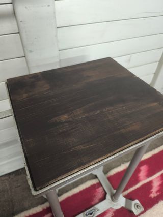 Mesa auxiliar vintage con lámpara. Maquina escribi