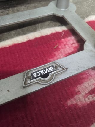 Mesa auxiliar vintage con lámpara. Maquina escribi