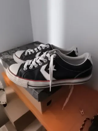 Zapatillas Converse azules y Blancas. De piel