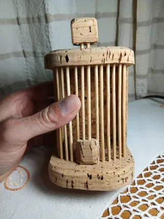 Jaula artesanal de corcho
