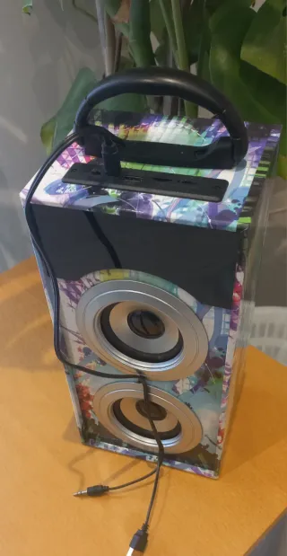 Altavoz multicolor con asa