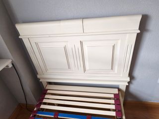 Cama articulada eléctrica con cabecero y colchón.