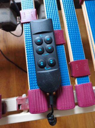 Cama articulada eléctrica con cabecero y colchón.